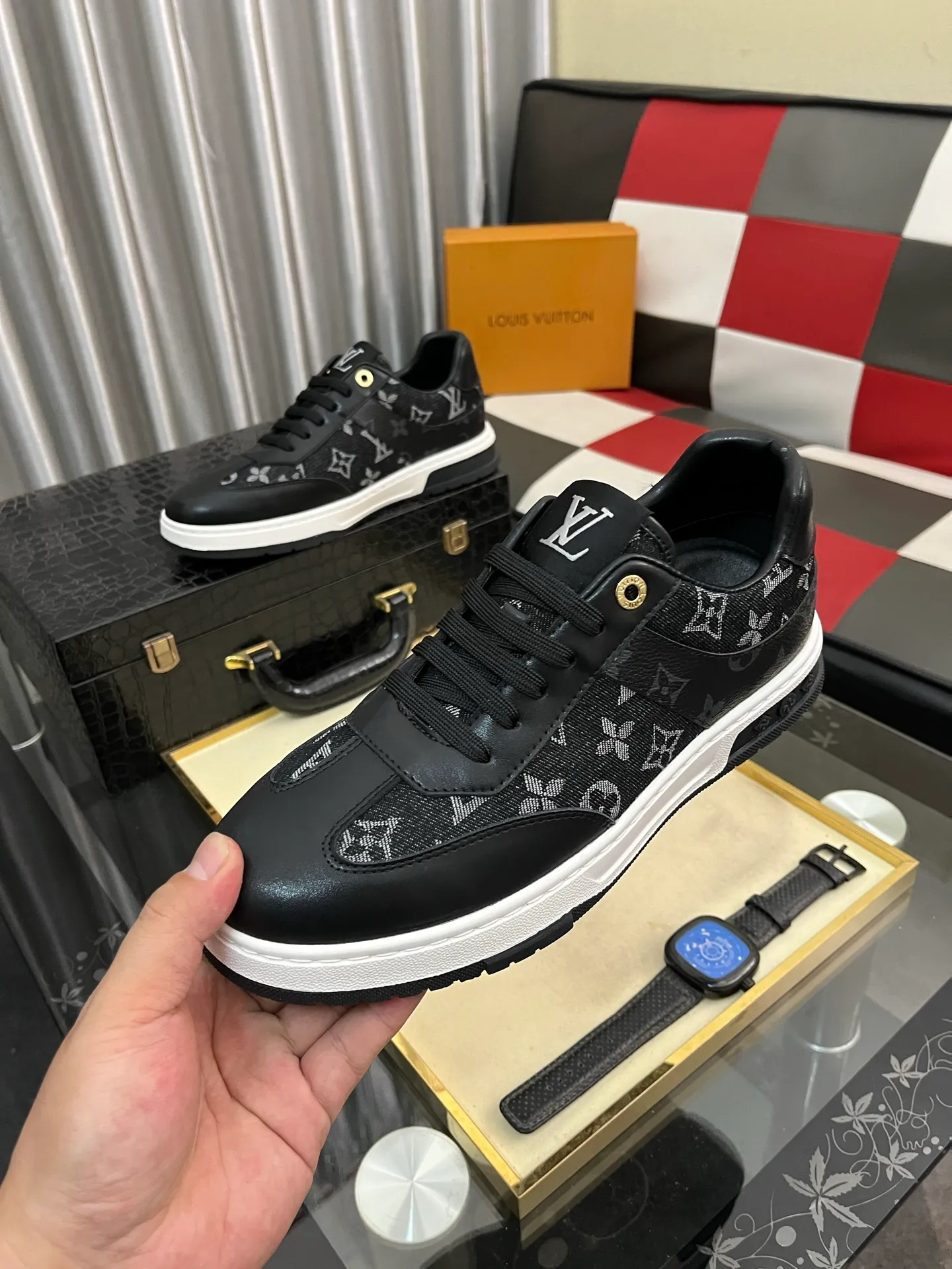 Men's shoes 💰400⌚️⌚️《Louis vuitton/LV Louis Vuitton》original quality.~ Unique modern style sneakers. 🏃A must-have casual shoe for trendy men😍😍 Original brand imported from Italy, imported original leather, cowhide lining (refuses to discolor and grind feet) sole: original sole provided by the original factory, French lazy style design ⚠️Fit to the feet, original quality, super comfortable original sole. Code number: 38-442️⃣Colors available